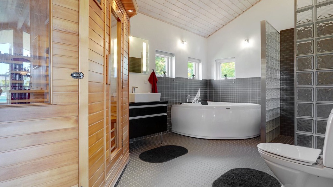 Photo of Bathroom in Hou