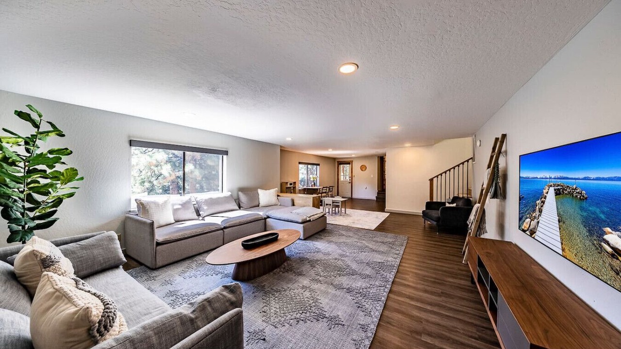 Photo of Livingroom in Round Hill Village