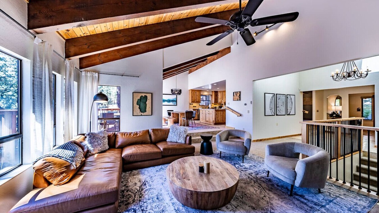 Photo of Livingroom in Round Hill Village