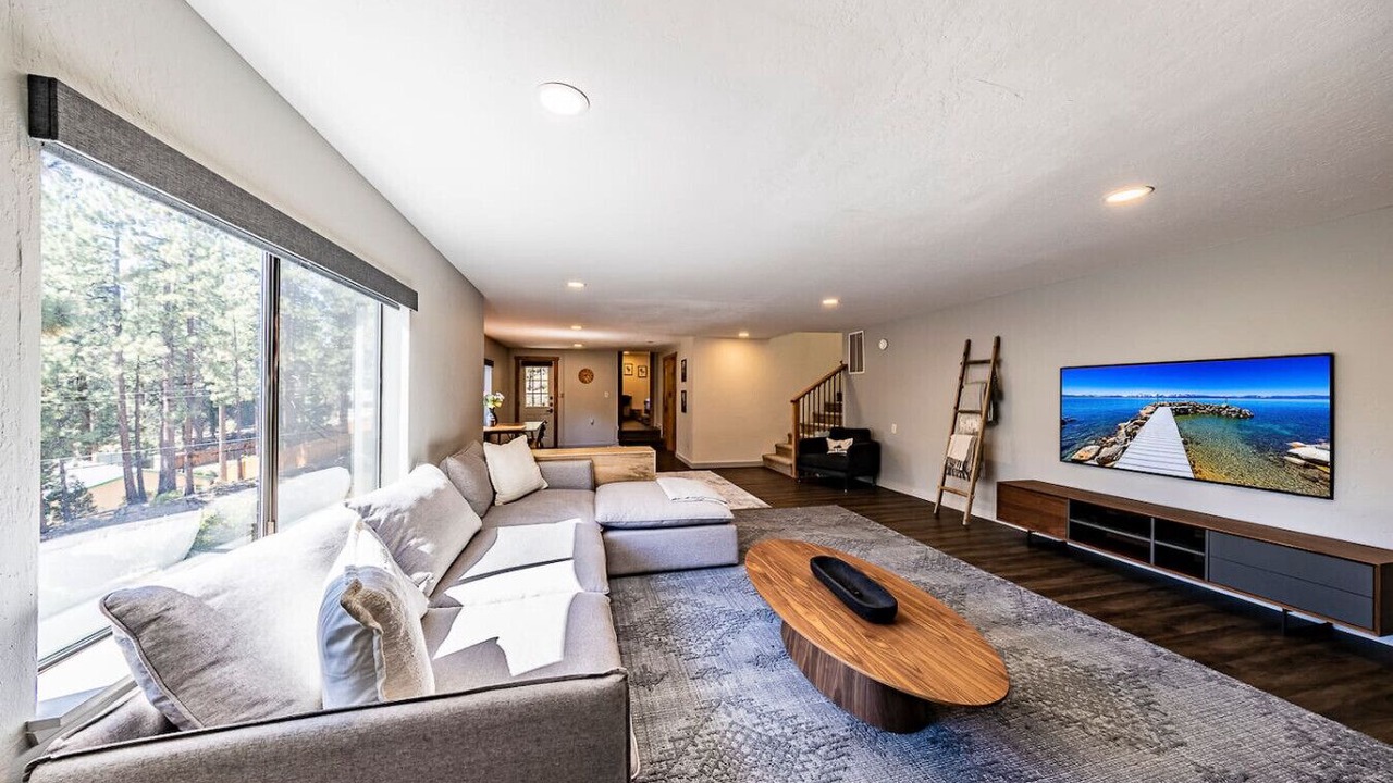Photo of Livingroom in Round Hill Village