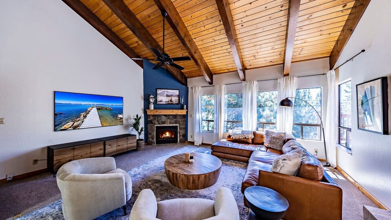 Photo of Livingroom in Round Hill Village