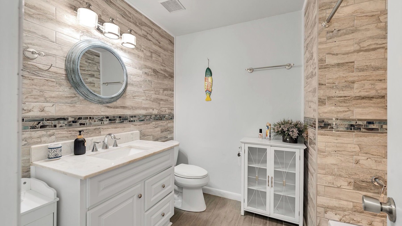 Photo of Bathroom in Lakeview Village