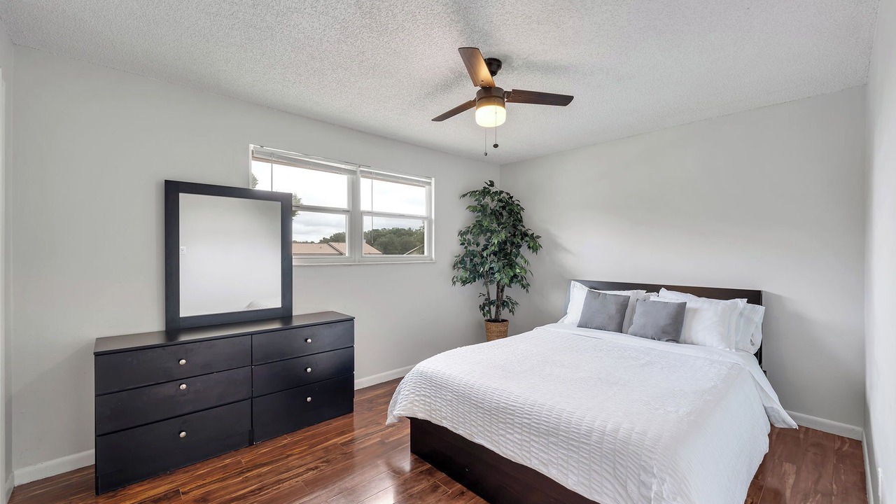 Photo of Bedroom in Lakeview Village