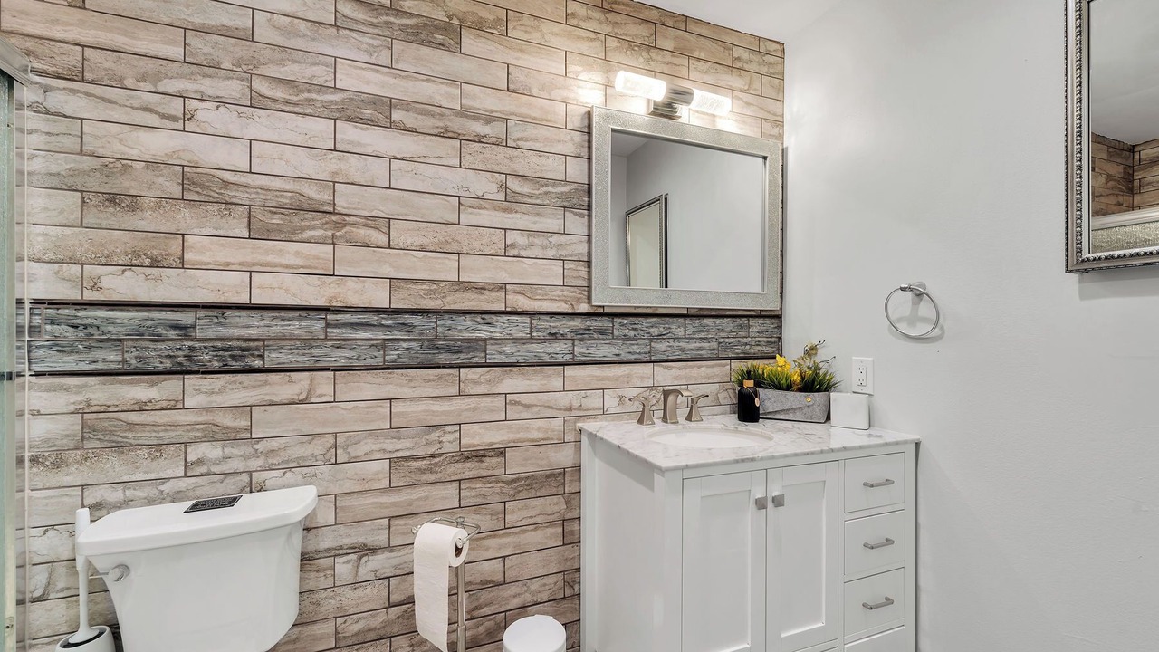 Photo of Bathroom in Lakeview Village