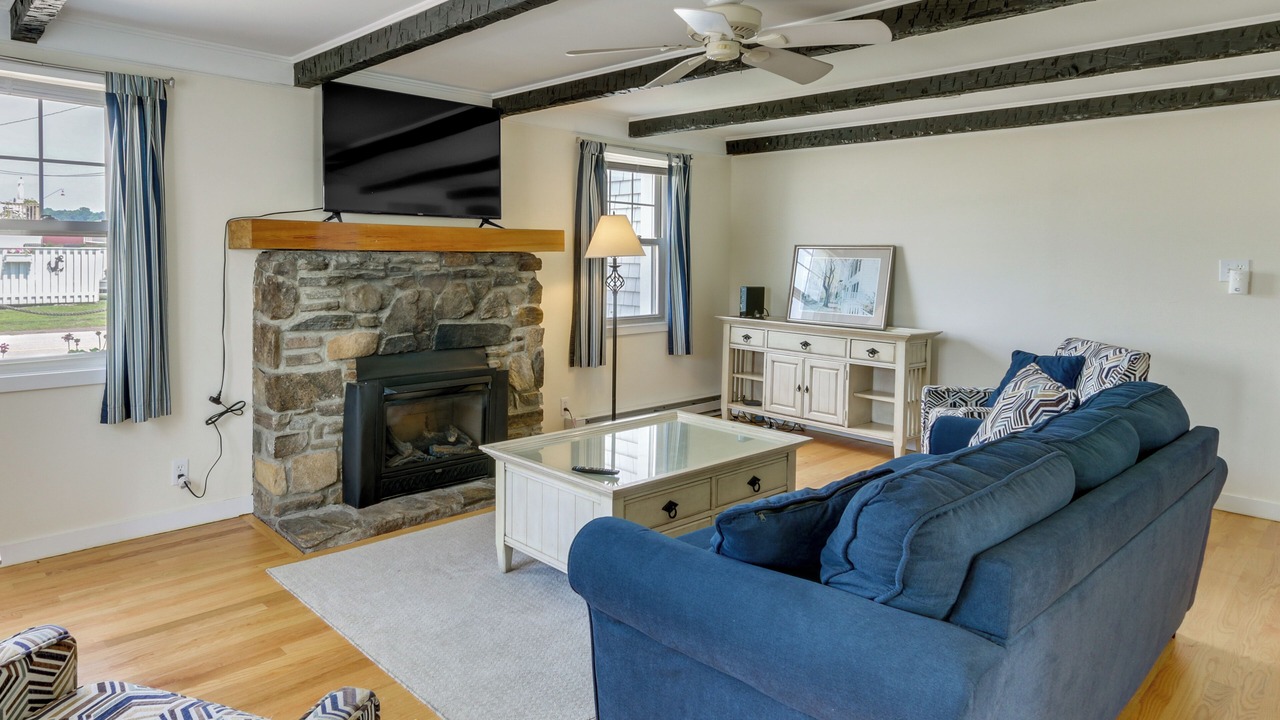 Photo of Livingroom in Westbrook Center