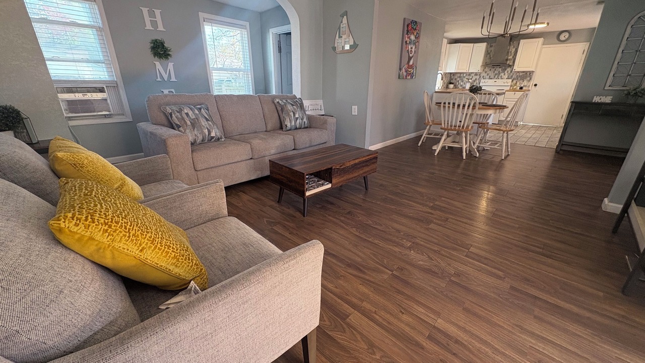 Photo of Livingroom in Bronson