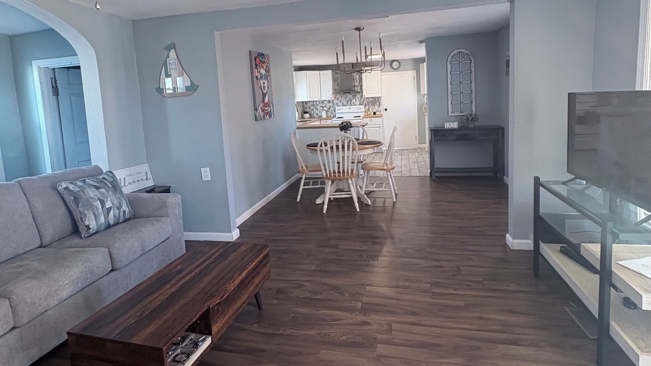 Photo of Livingroom in Bronson