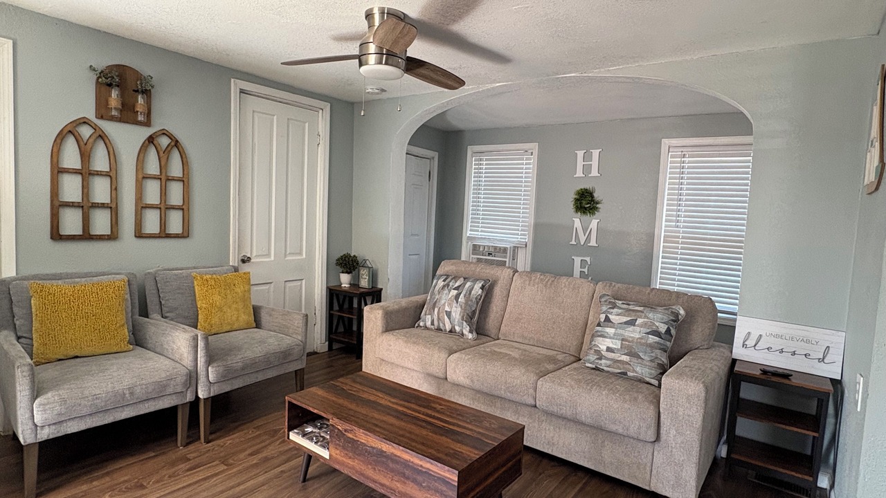 Photo of Livingroom in Bronson
