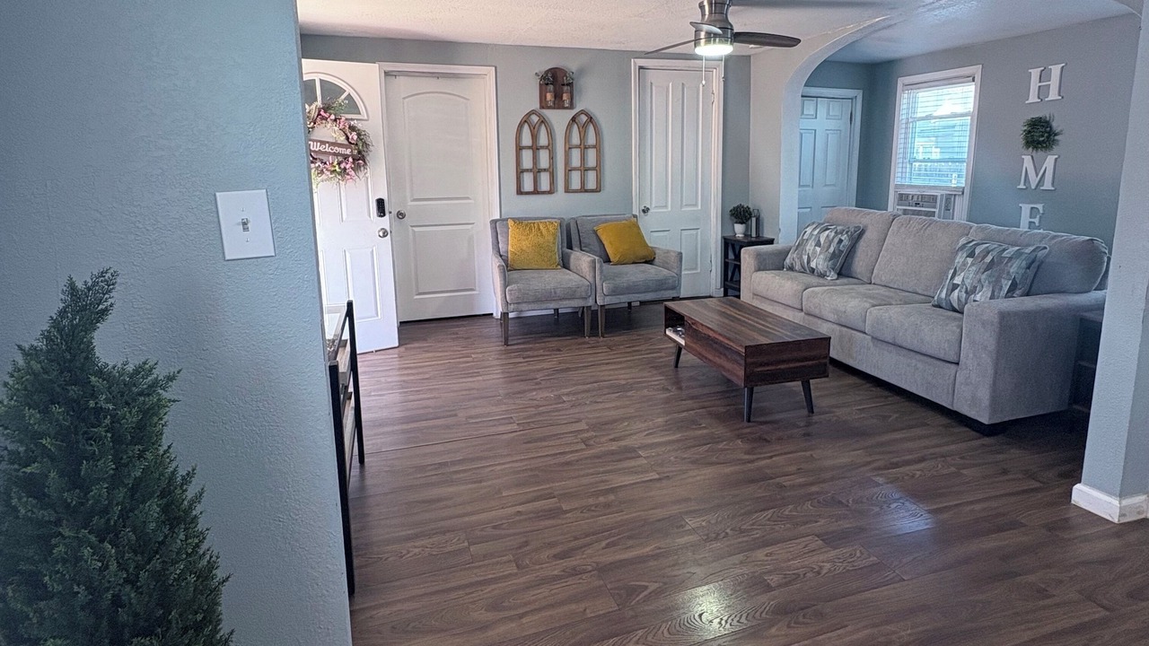 Photo of Livingroom in Bronson