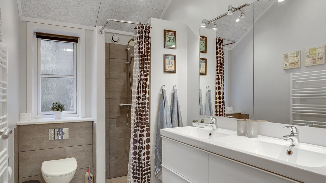 Photo of Bathroom in Hou