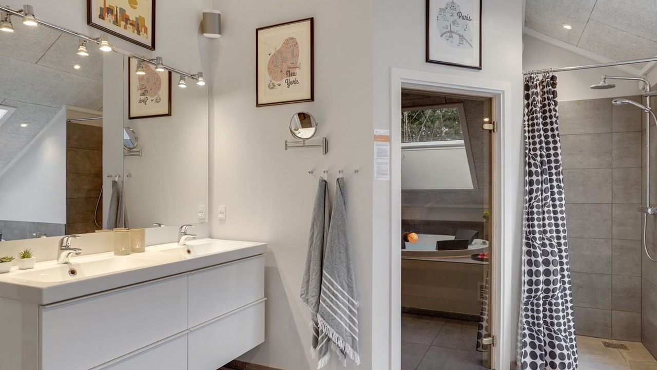 Photo of Bathroom in Hou