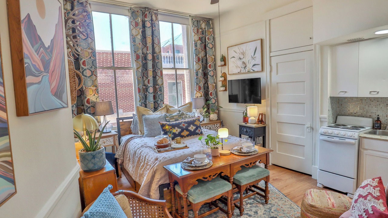 Photo of Bedroom in Main - Military Plaza