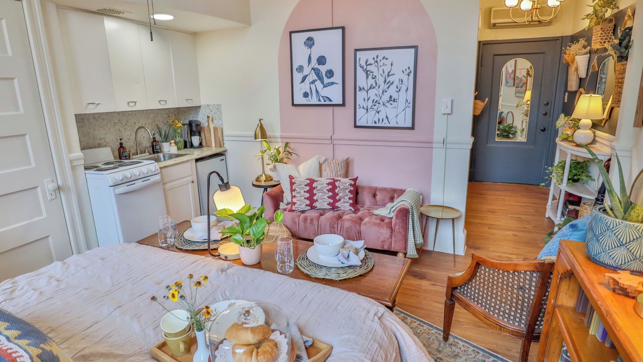 Photo of Bedroom in Main - Military Plaza