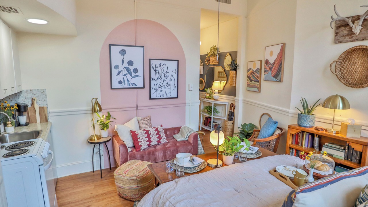 Photo of Bedroom in Main - Military Plaza