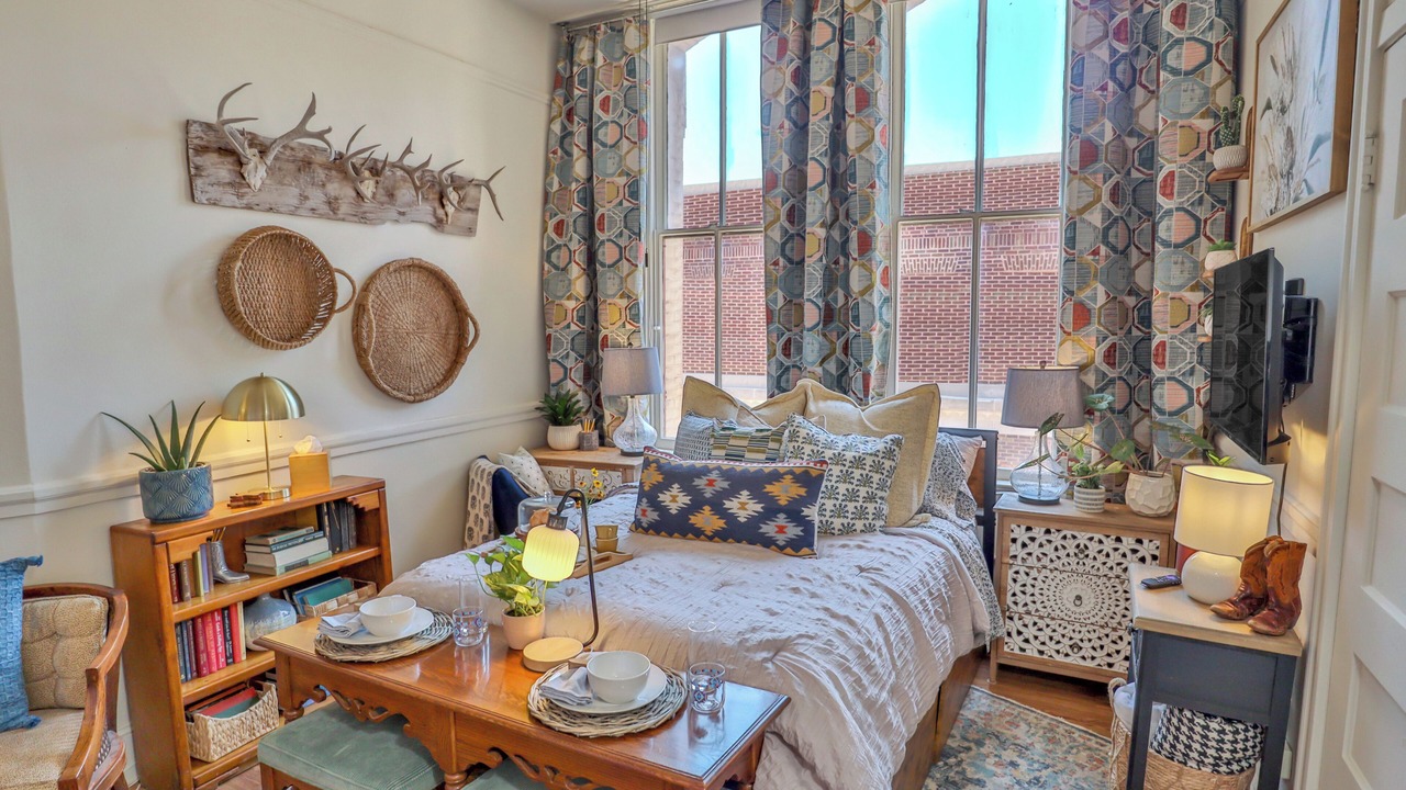 Photo of Bedroom in Main - Military Plaza