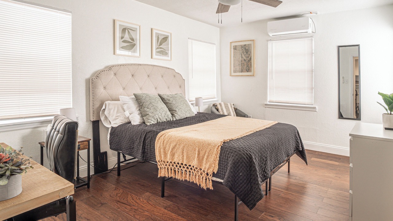 Photo of Bedroom in Sayles Blvd. Area
