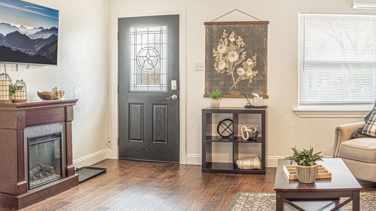 Photo of Livingroom in Sayles Blvd. Area