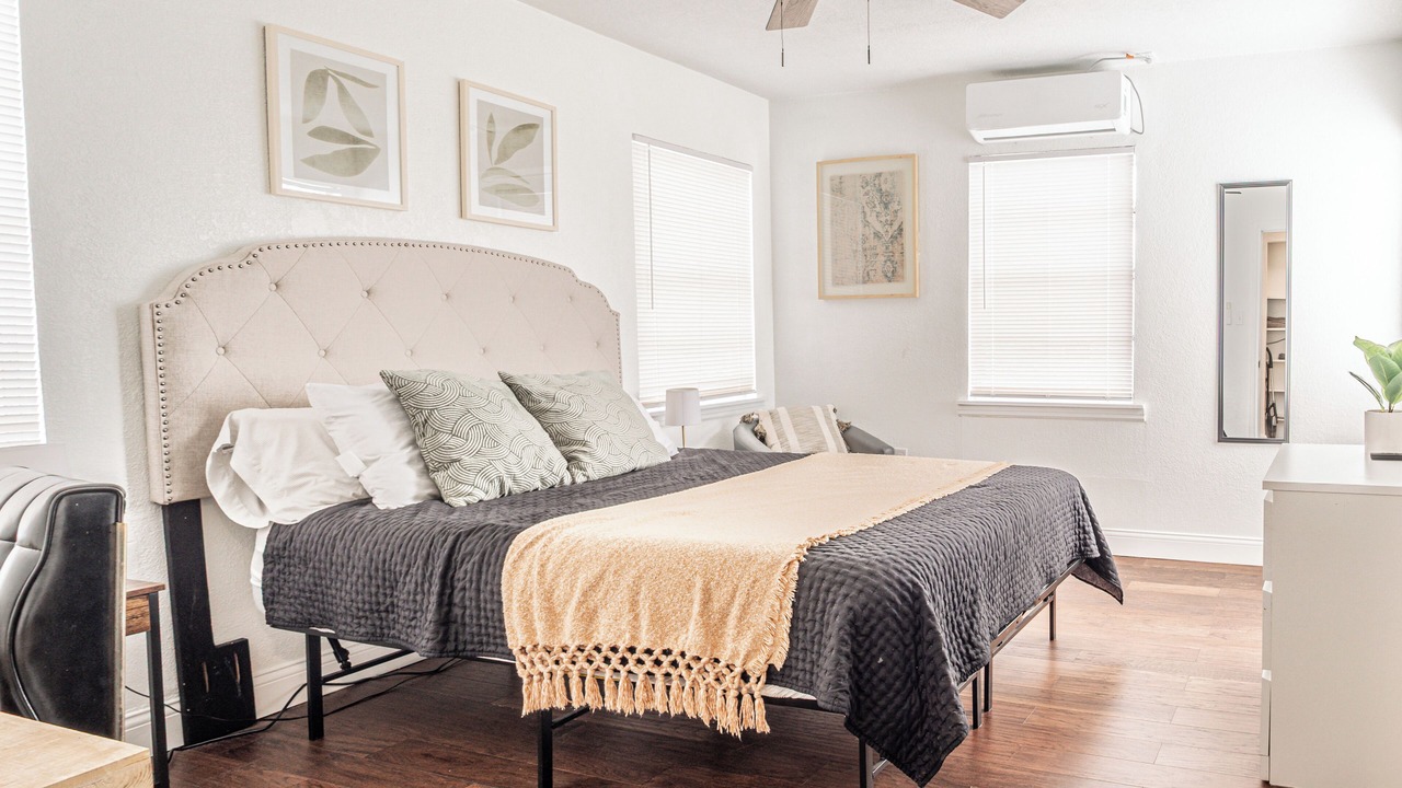 Photo of Bedroom in Sayles Blvd. Area