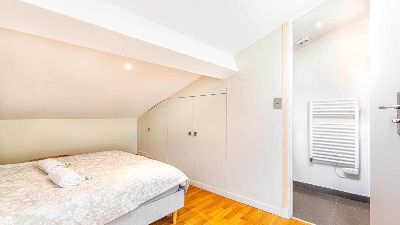 Photo of Bedroom in Republique–Point-du-Jour