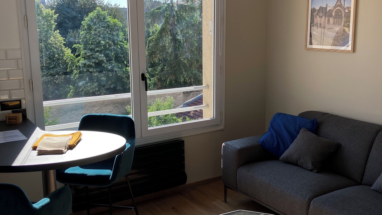 Photo of Livingroom in Poincare - Foch - Anatole France - Croix de Bourgogne