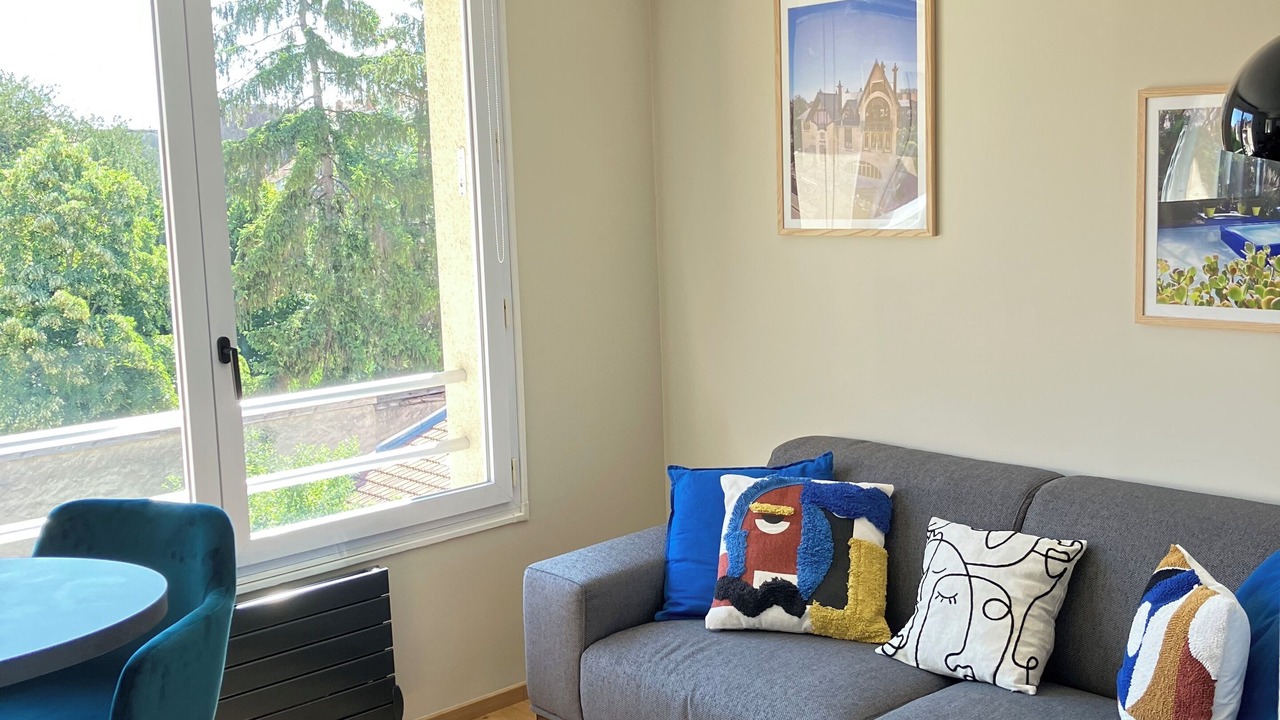 Photo of Livingroom in Poincare - Foch - Anatole France - Croix de Bourgogne