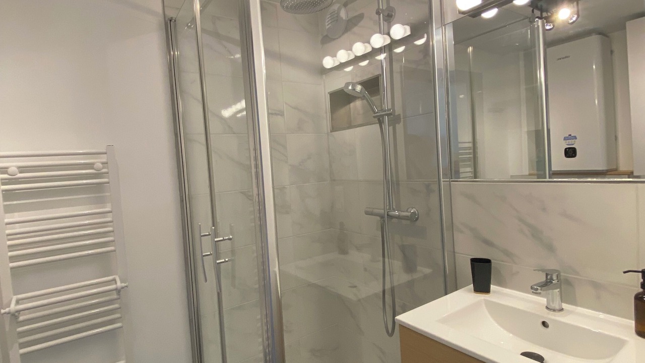 Photo of Bathroom in Poincare - Foch - Anatole France - Croix de Bourgogne