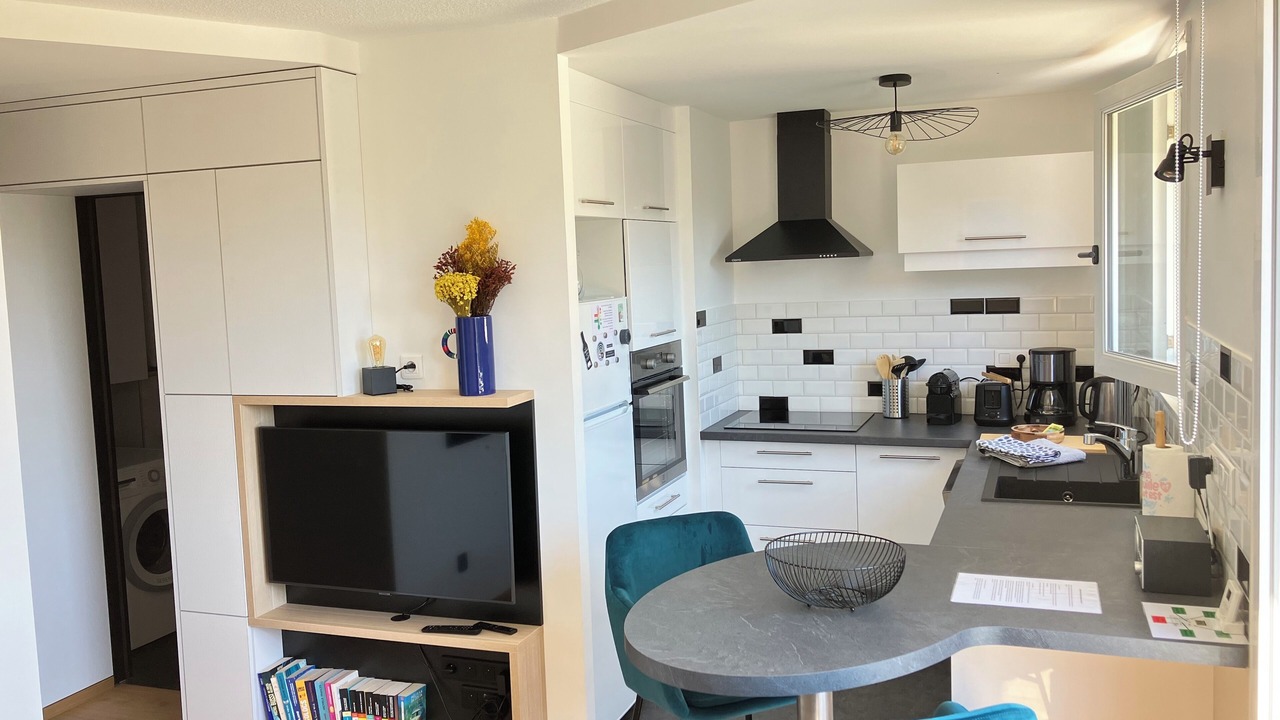 Photo of Kitchen in Poincare - Foch - Anatole France - Croix de Bourgogne