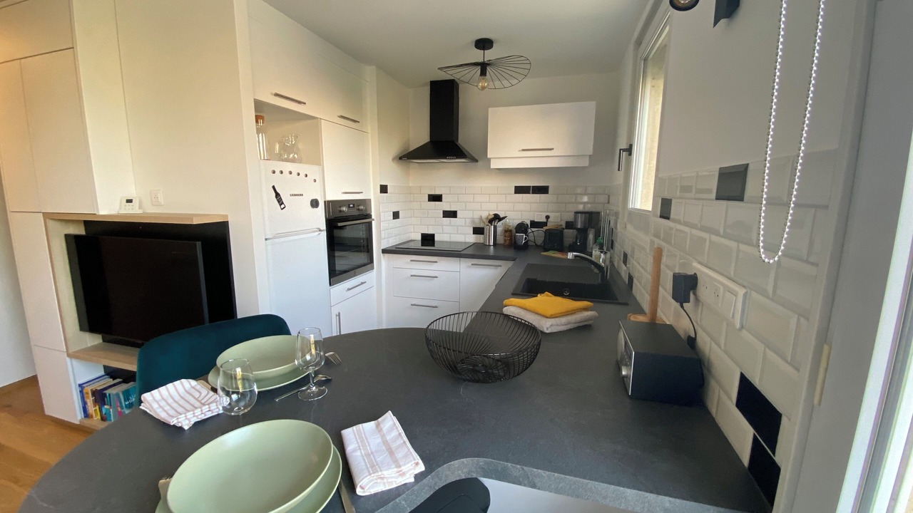 Photo of Kitchen in Poincare - Foch - Anatole France - Croix de Bourgogne