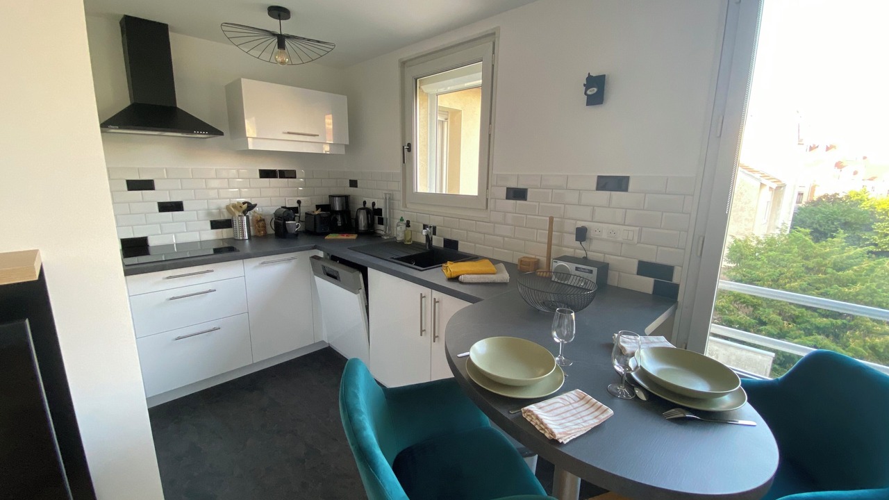 Photo of Kitchen in Poincare - Foch - Anatole France - Croix de Bourgogne