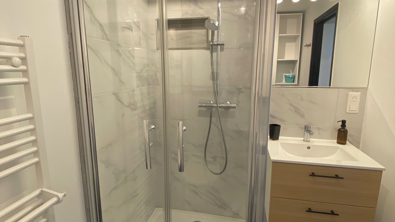 Photo of Bathroom in Poincare - Foch - Anatole France - Croix de Bourgogne