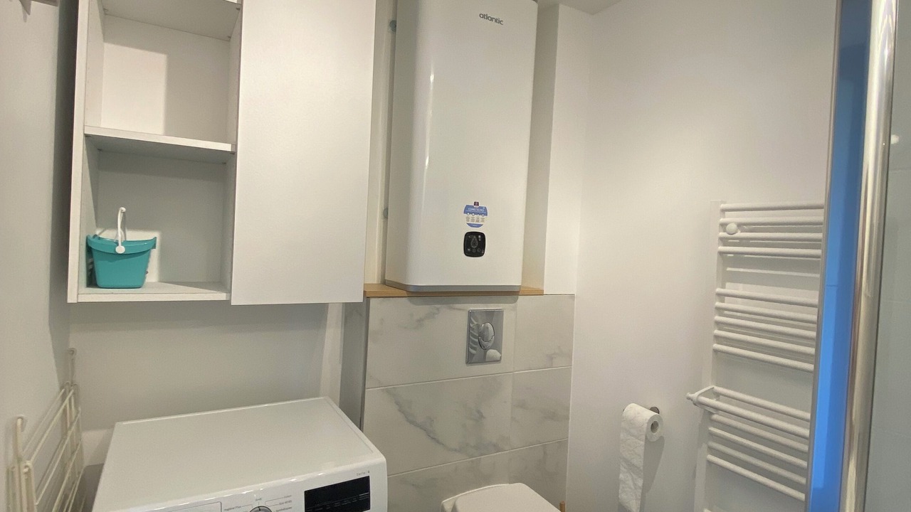 Photo of Bathroom in Poincare - Foch - Anatole France - Croix de Bourgogne