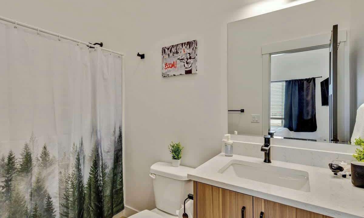 Photo of Bathroom in People's Freeway