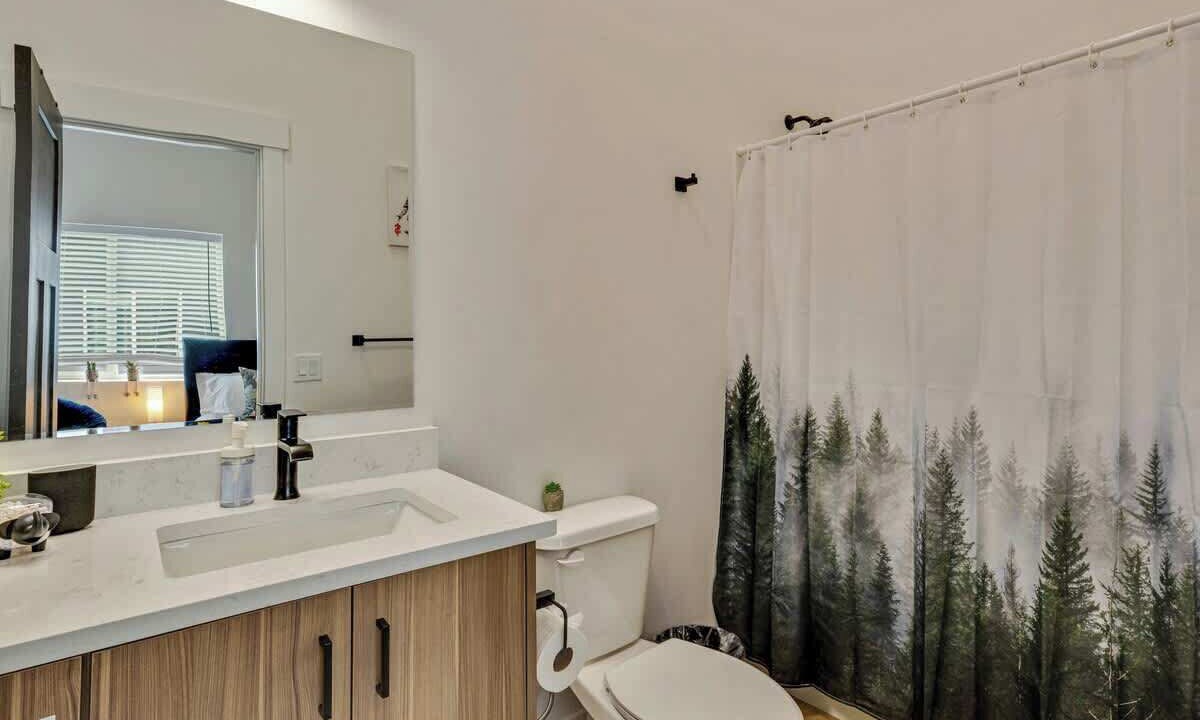 Photo of Bathroom in People's Freeway