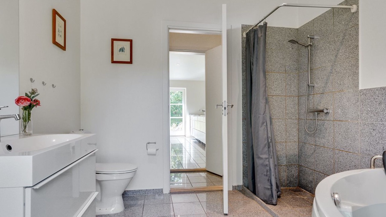 Photo of Bathroom in Hou