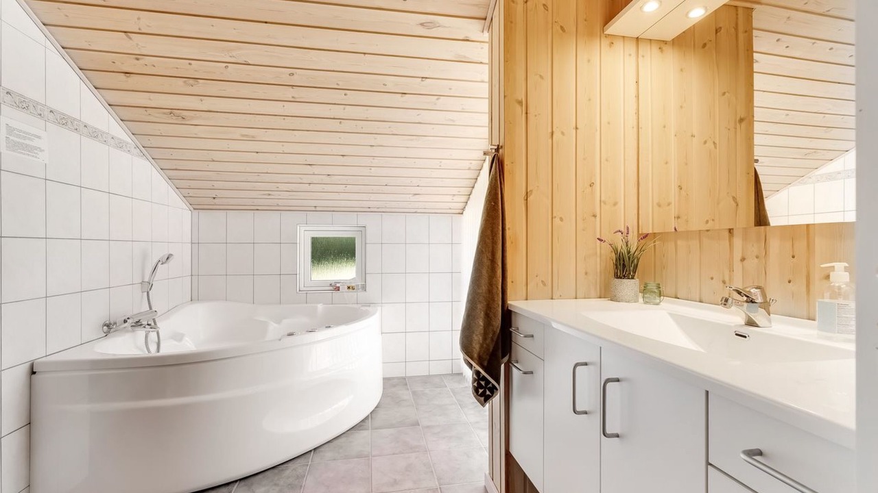 Photo of Bathroom in Hou