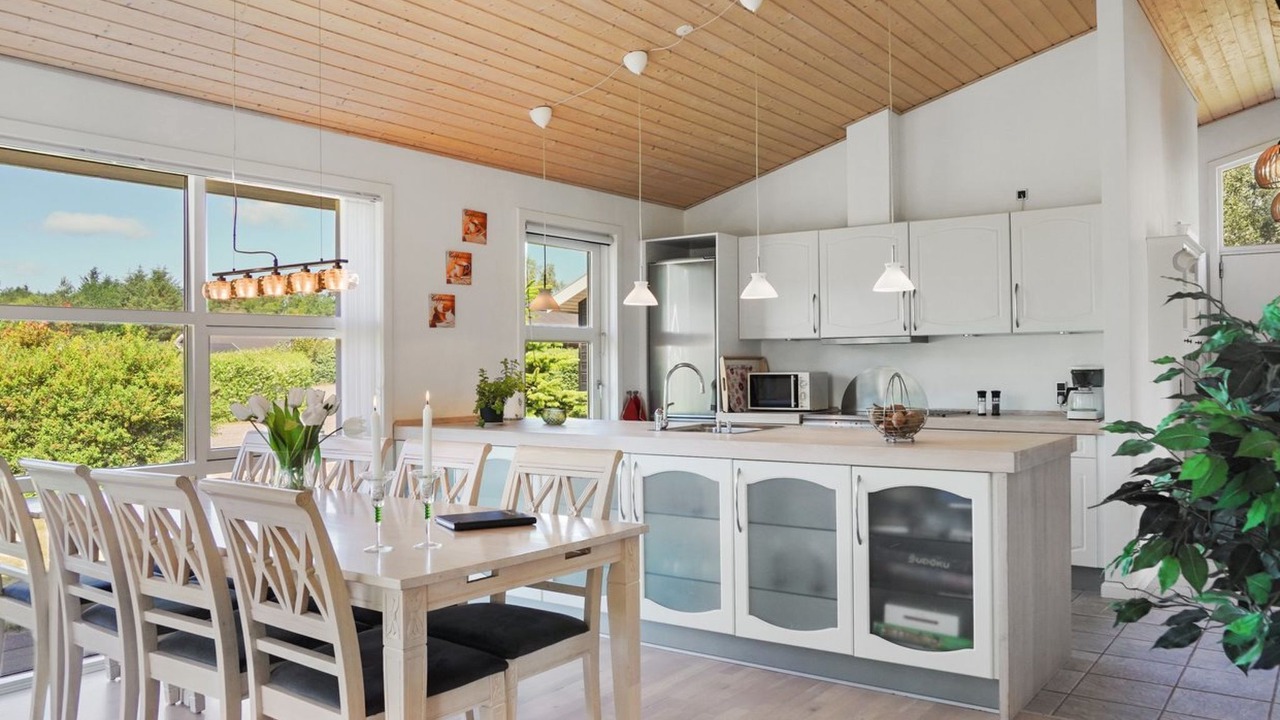 Photo of Others in Hou