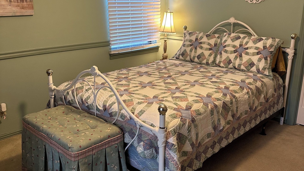 Photo of Bedroom in Whitehouse