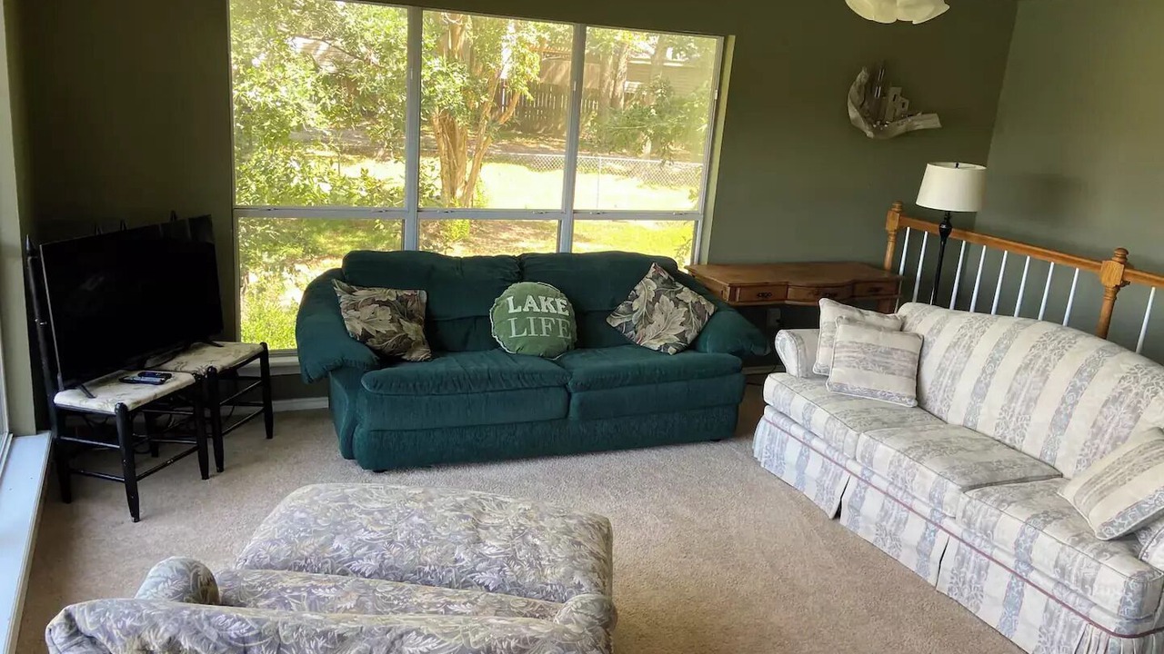 Photo of Livingroom in Cayuga