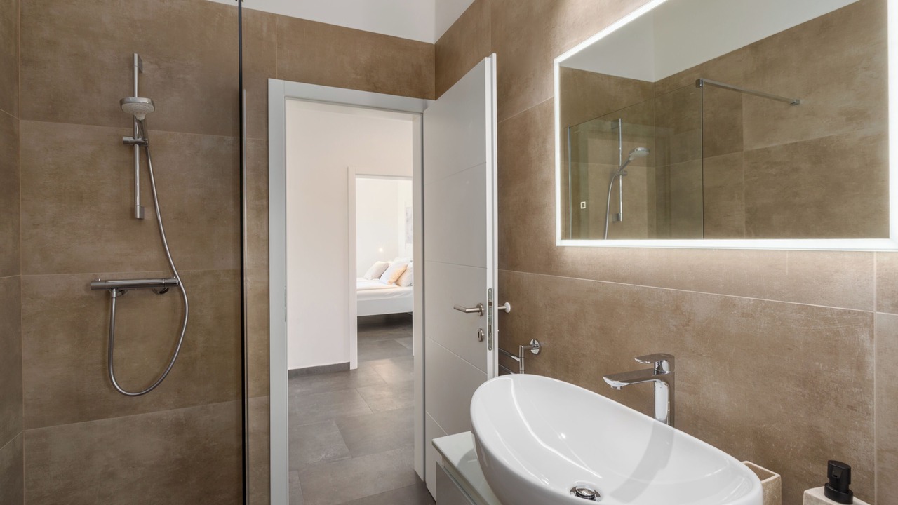Photo of Bathroom in Tar