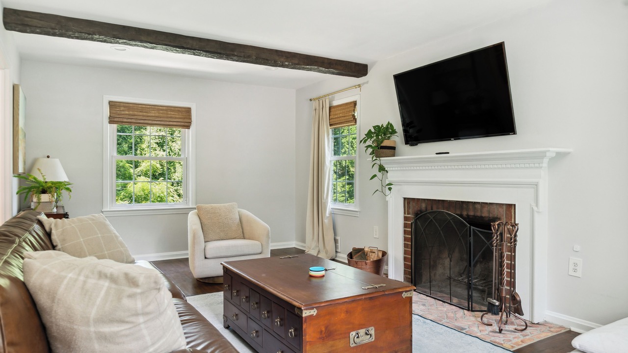 Photo of Livingroom in Lake Barcroft