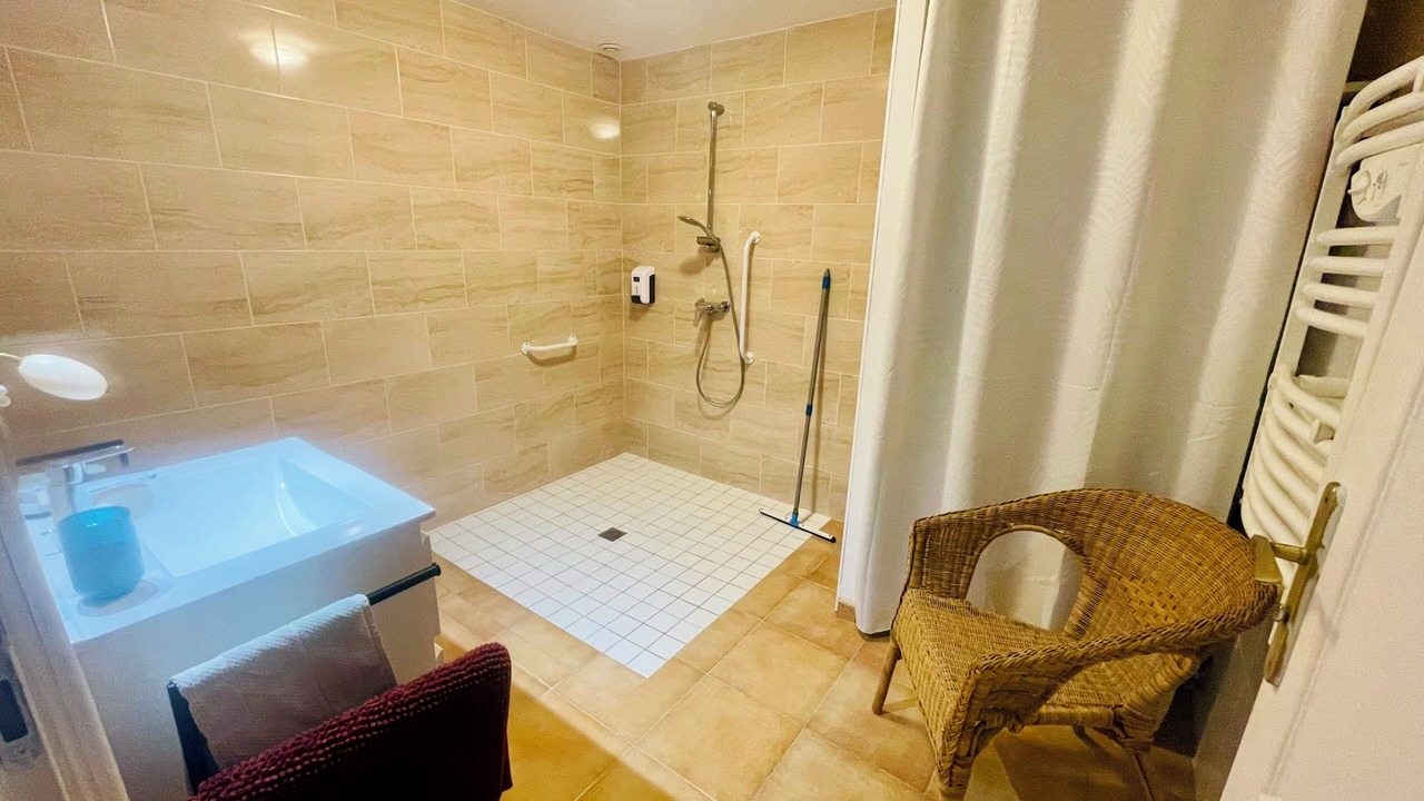 Photo of Bathroom in Saint-Reverend