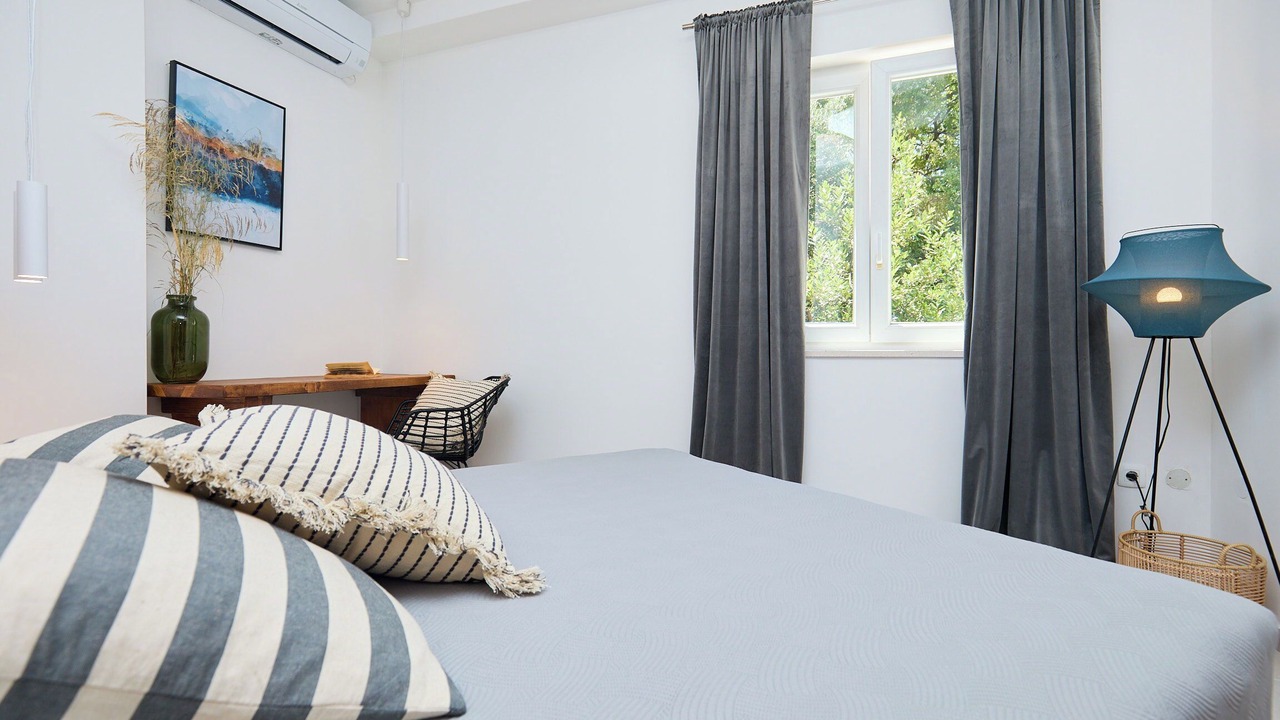 Photo of Bedroom in Pile