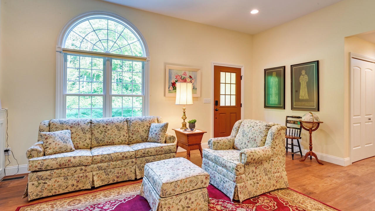 Photo of Livingroom in Flushing Township