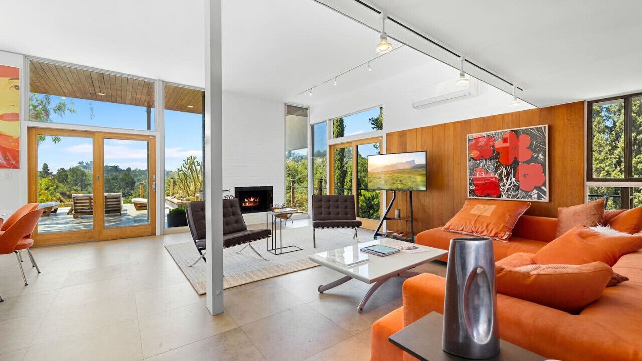 Photo of Livingroom in Beverly Glen