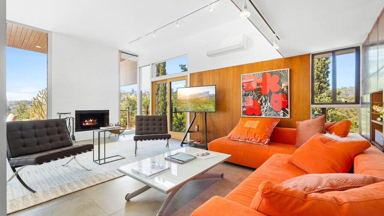 Photo of Livingroom in Beverly Glen