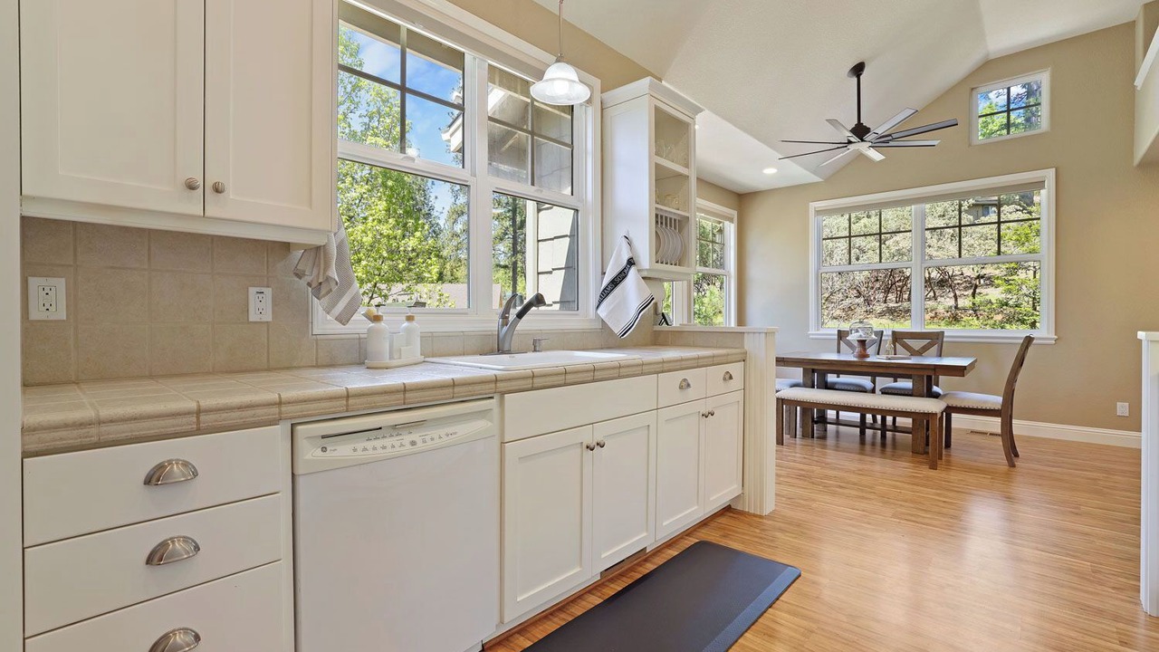 Photo of Kitchen in Groveland
