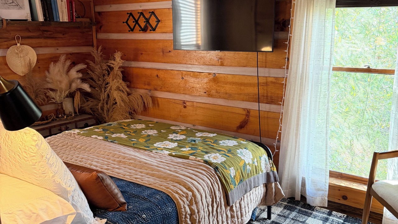 Photo of Bedroom in Walnut Mountain