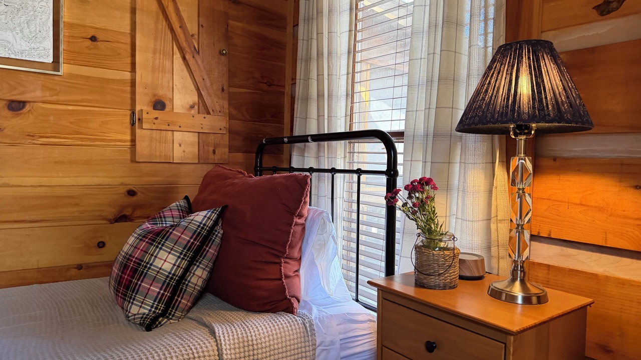 Photo of Bedroom in Walnut Mountain