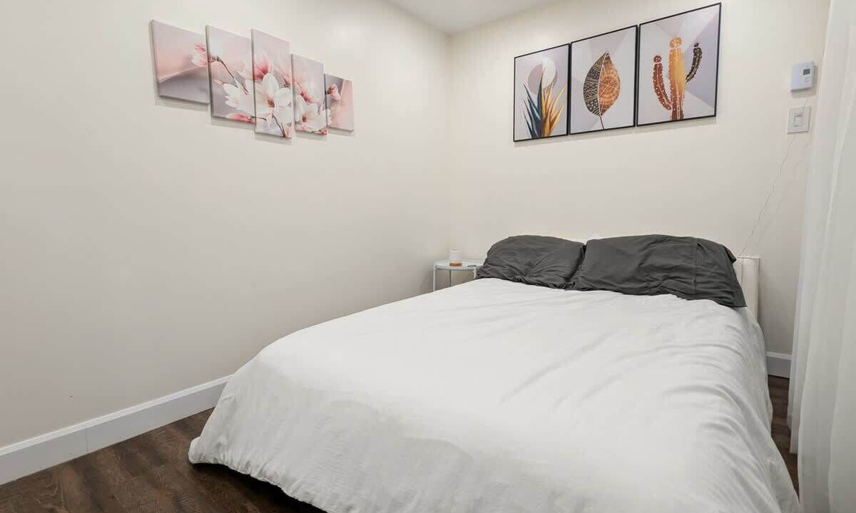 Photo of Bedroom in Cote-Des-Neiges—Notre-Dame-De-Grace
