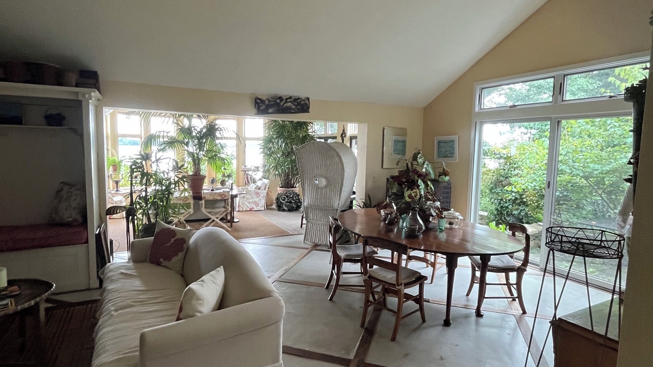 Photo of Livingroom in Saunderstown